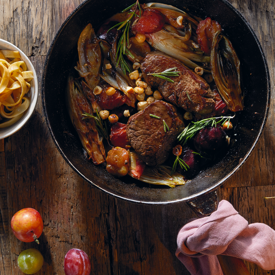 Biefstuk met witlof, pruimen en rozemarijn