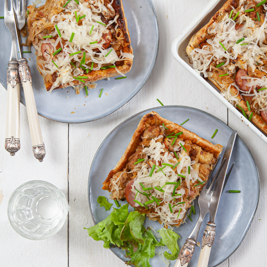 Zuurkooltaart met varkenshaas en peer.