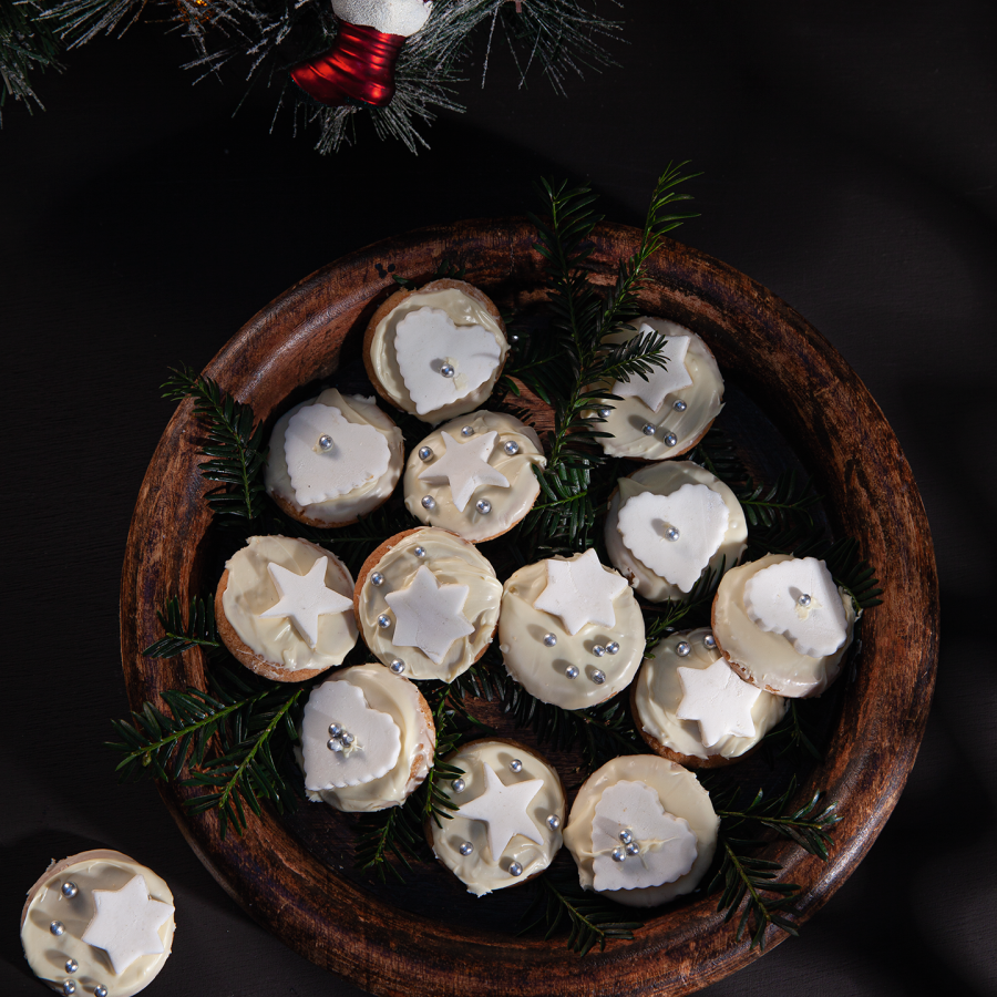 Boter kardemom koekjes met witte chocolade en fondant
