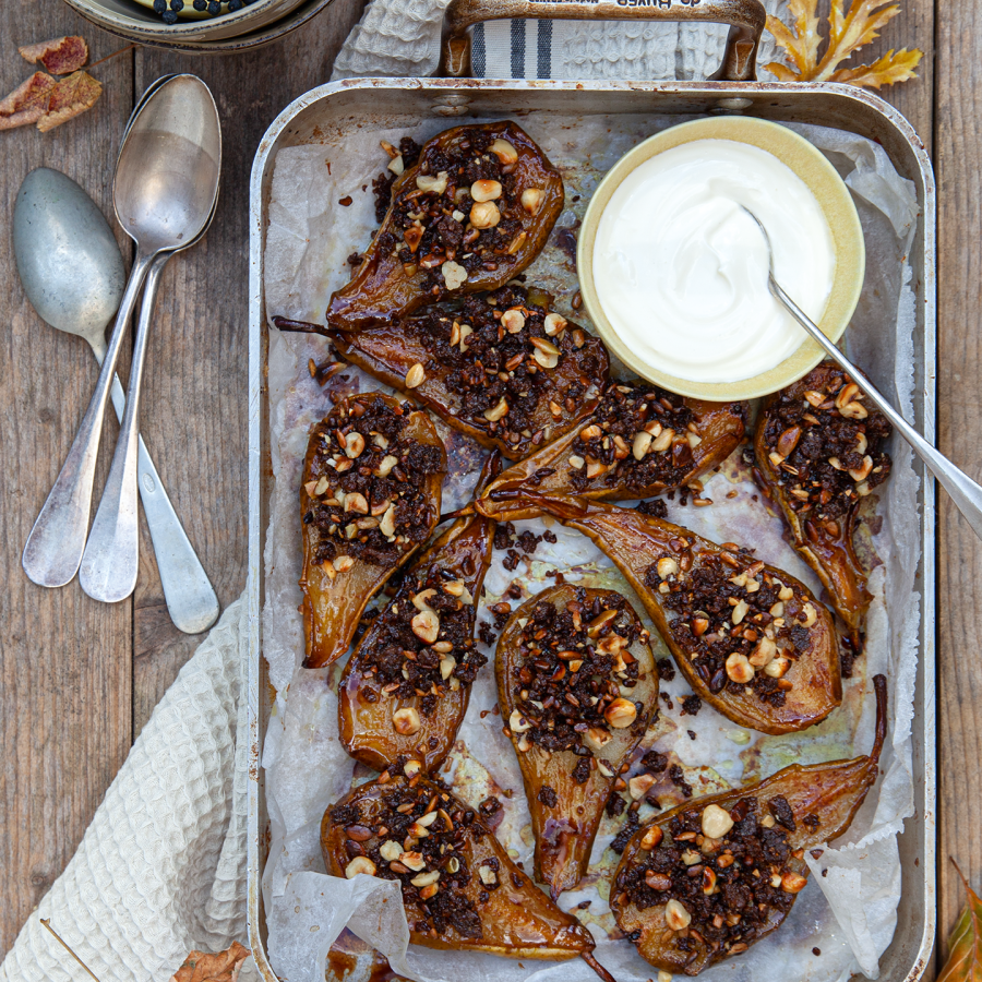 Peer uit de oven met roggebroodkruimels en hazelnoten