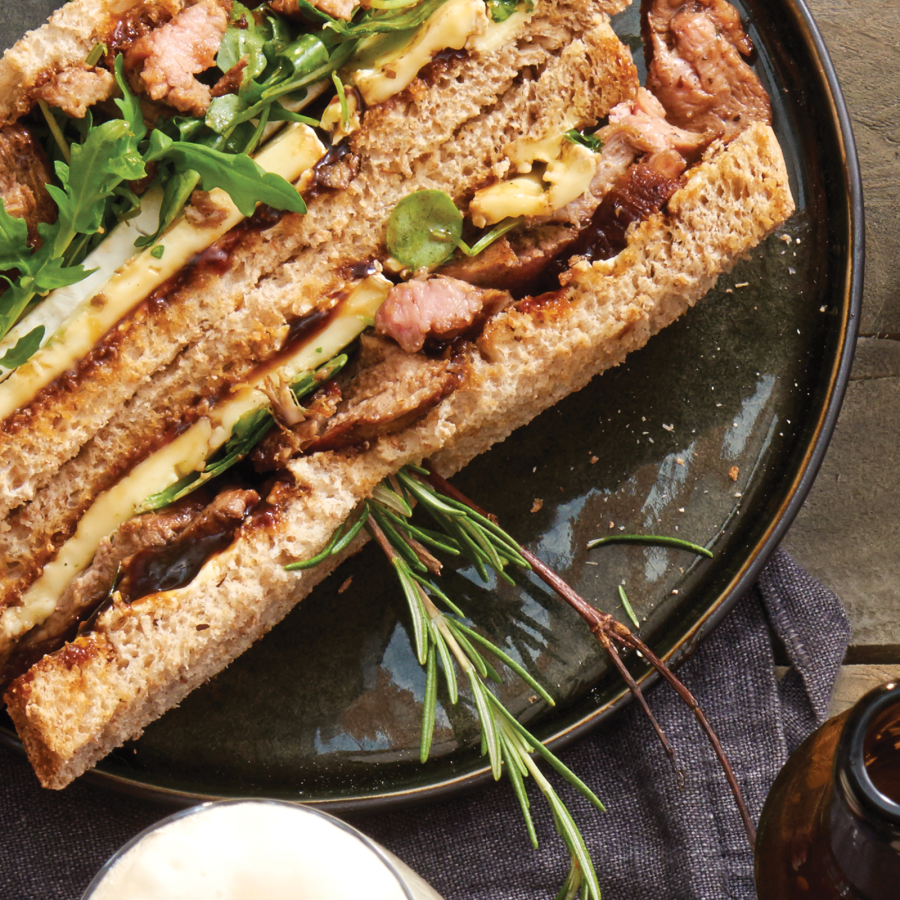 Clubsandwich met brie, appelstroop, varkenshaas en rucola