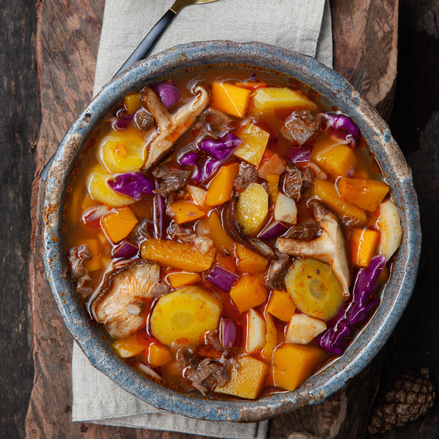 Gevulde groentesoep met soepvlees en paddenstoelen