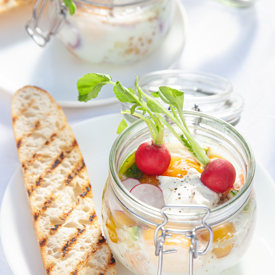 Verwen ei-potjes met zalm, ham en lentegroente