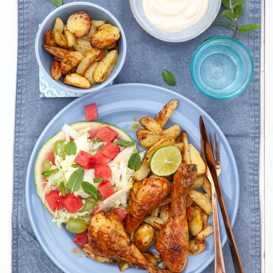 Kipdrumsticks met friet en salade