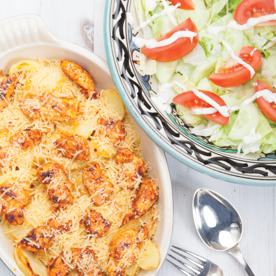Kipfilet met aardappelschijfjes en salade