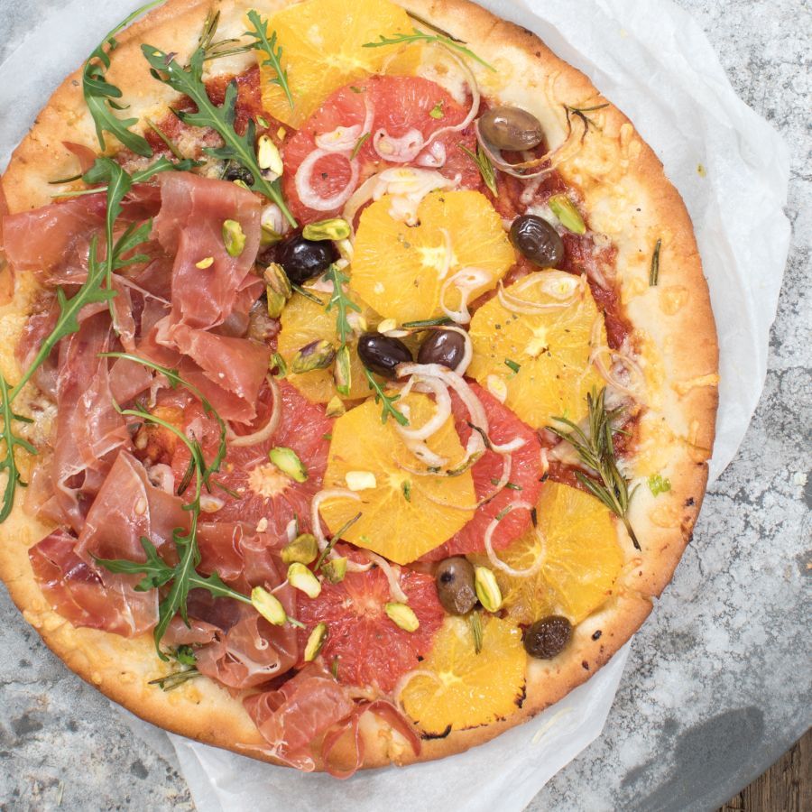 Pizza met citrusfruit, Serranoham en rucola