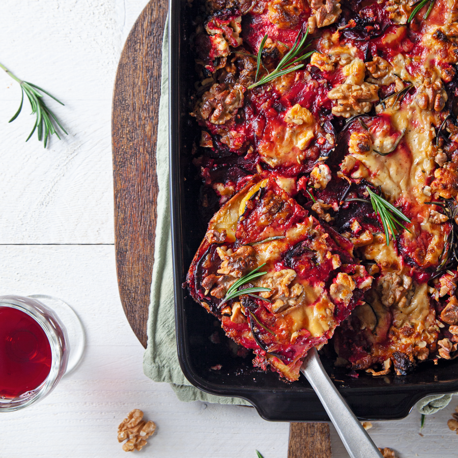 Bieten knolselderij lasagne met geitenkaas en walnoot