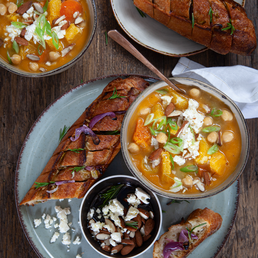 Zoete aardappelsoep met winterwortel sinaasappel feta en noten