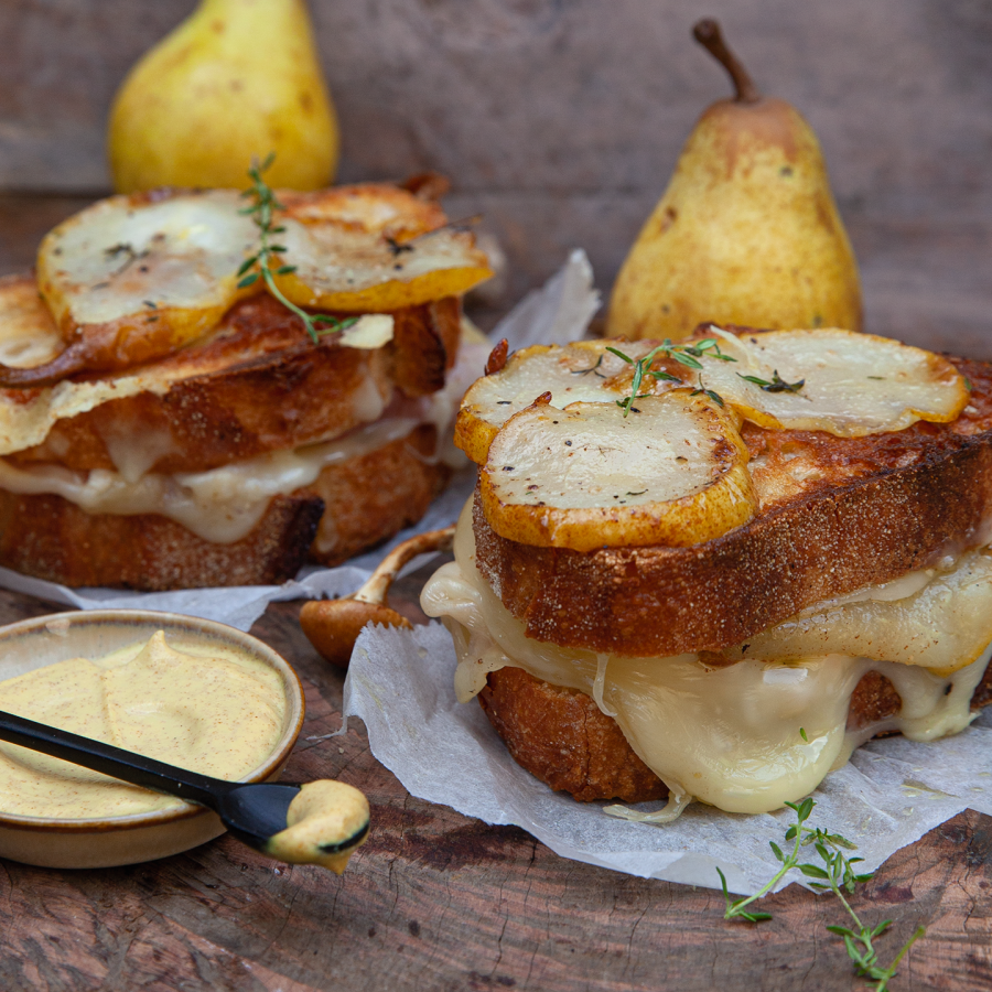 Tosti met ham, kaas, paddenstoelen en peer