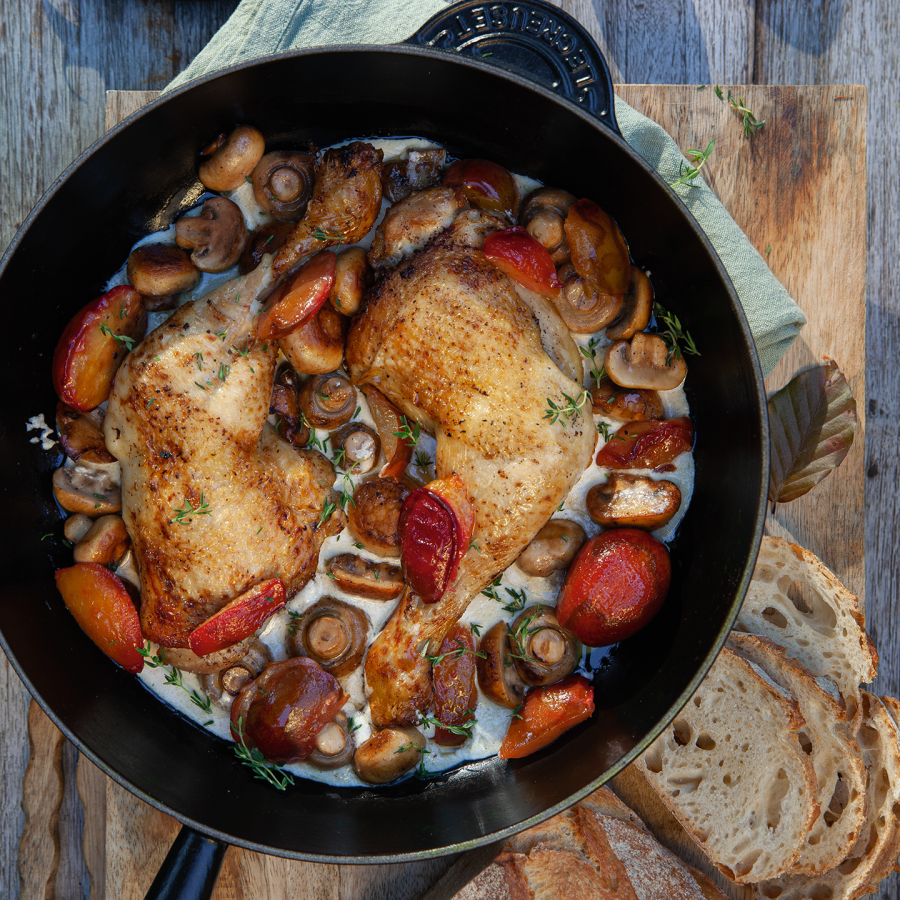 Kippenbouten in roquefortsaus met gebakken kastanjechampignons en pruimen