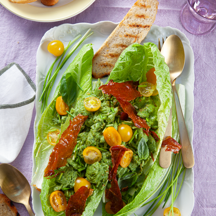 Roerei met spinazie en tuinkruiden en hamkrokantje