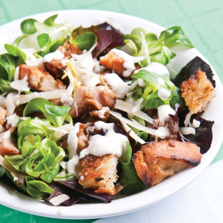 Caesar salade met krokante kip