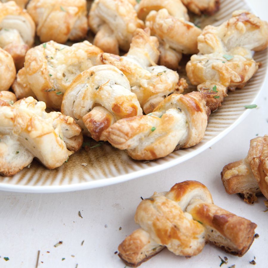 Bladerdeegknopen met kaas