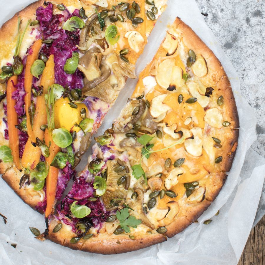 Pizza met wintergroenten, ei en pompoenpitten