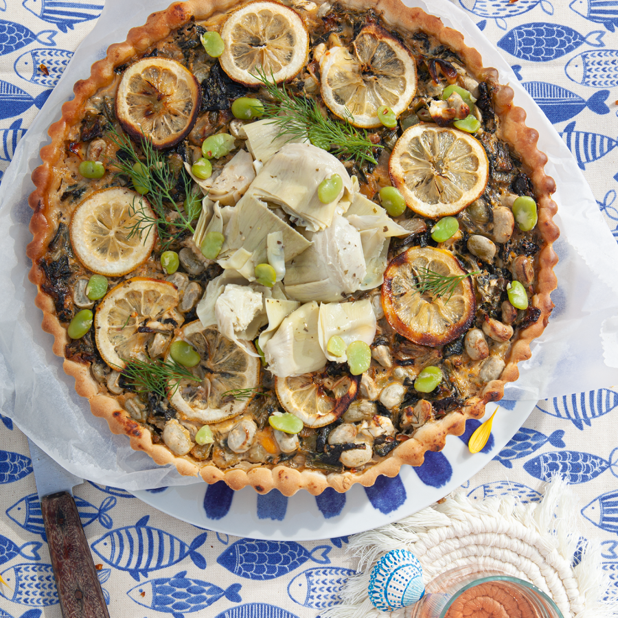 Groentetaart met spinazie, courgette, tuinboontjes en artisjok