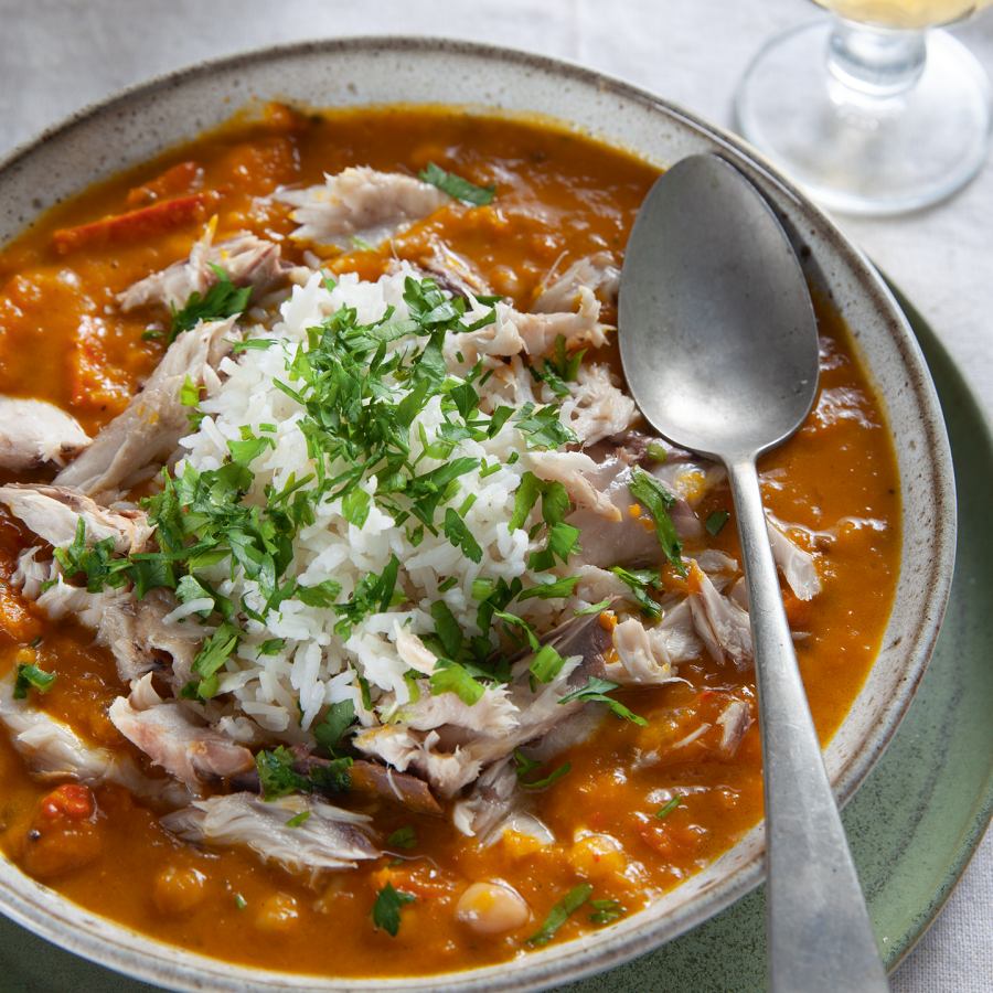 Pompoensoep met rijst, ras el hanout, bruine linzen en gerookte makreel