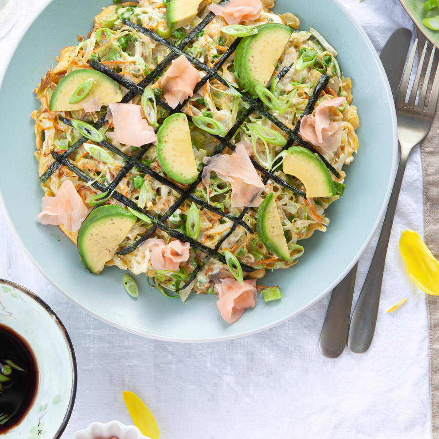 Japanse omelet met spitskool en avocado