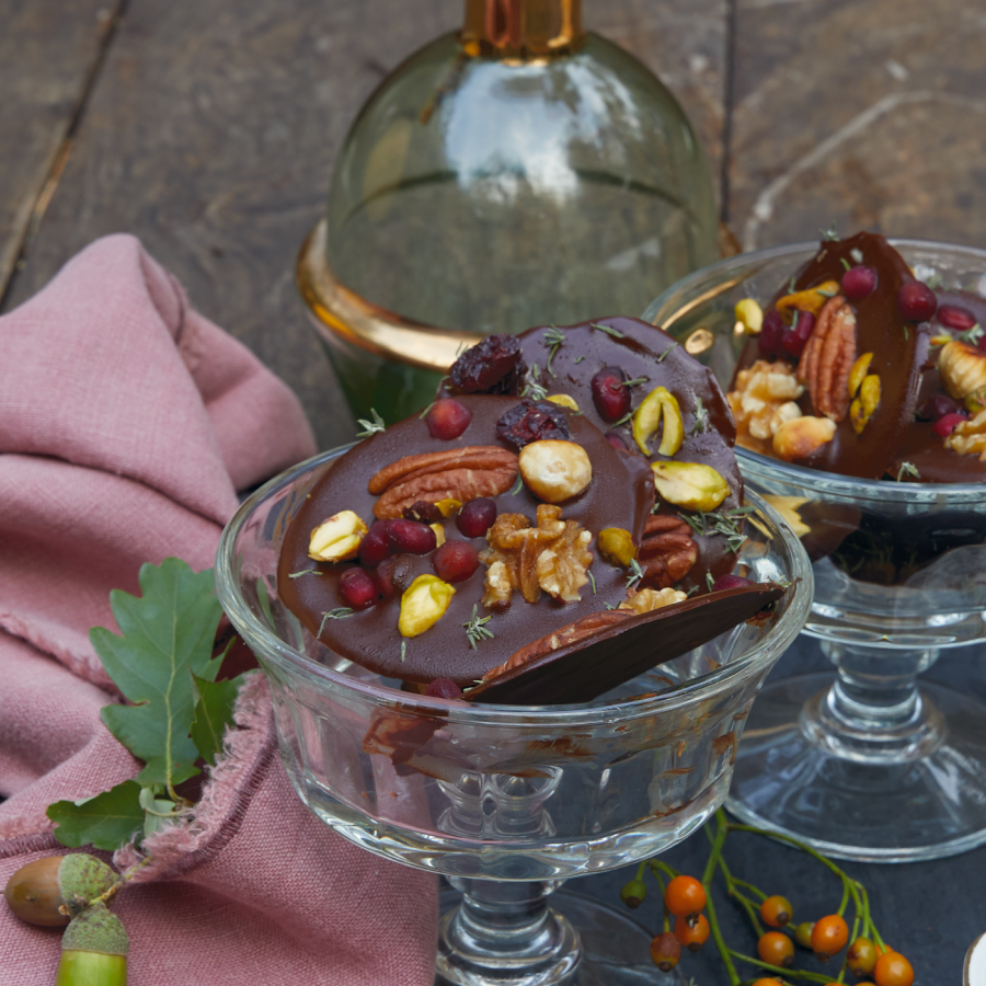 Chocoladeflikken met noten, tijm en granaatappel