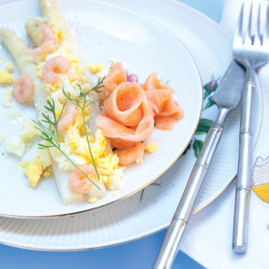 Asperges met ei, zalm en garnalen