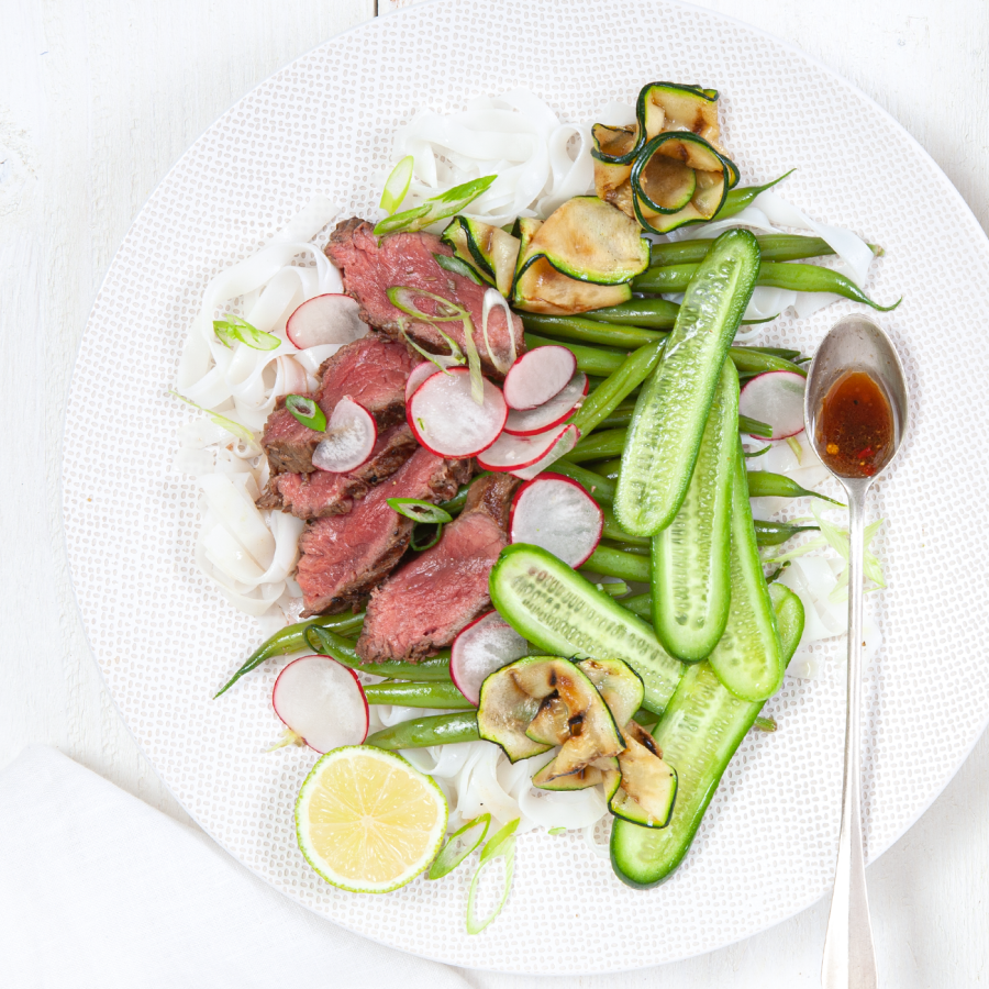 Oosterse biefstuk salade met boontjes, komkommer, radijs en gegrilde courgette