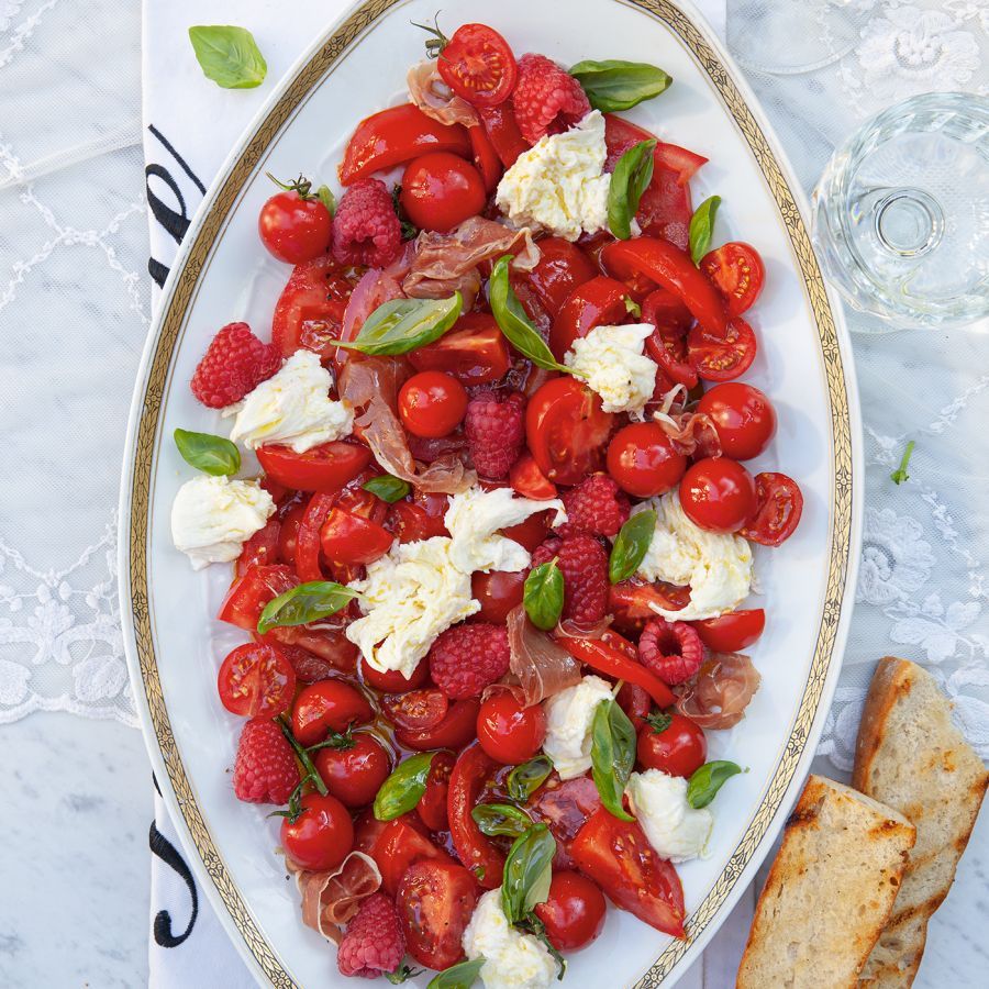 Tomatensalade met frambozen, mozzarella en serranoham