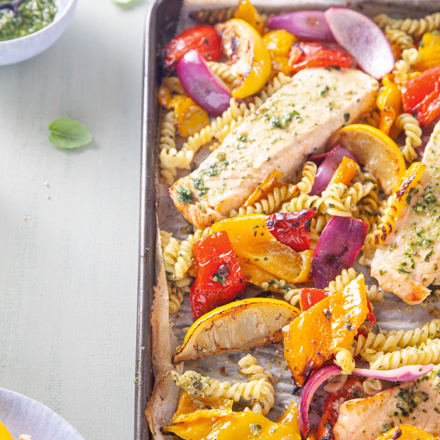 Zalm, pasta, paprika en ui