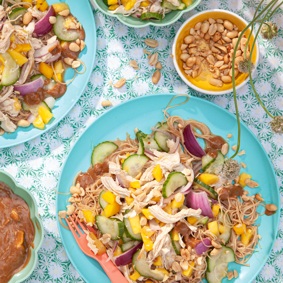 Oosterse Salade met kipnoedels en mango