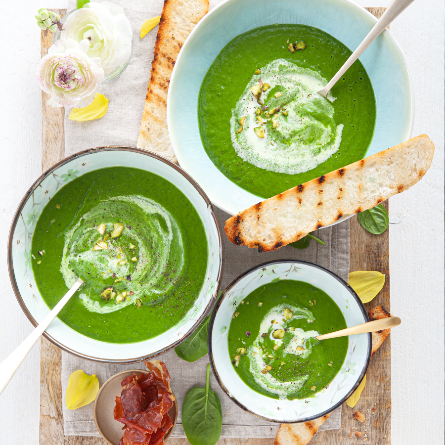 Spinazie avocadosoep met parmaham en brood
