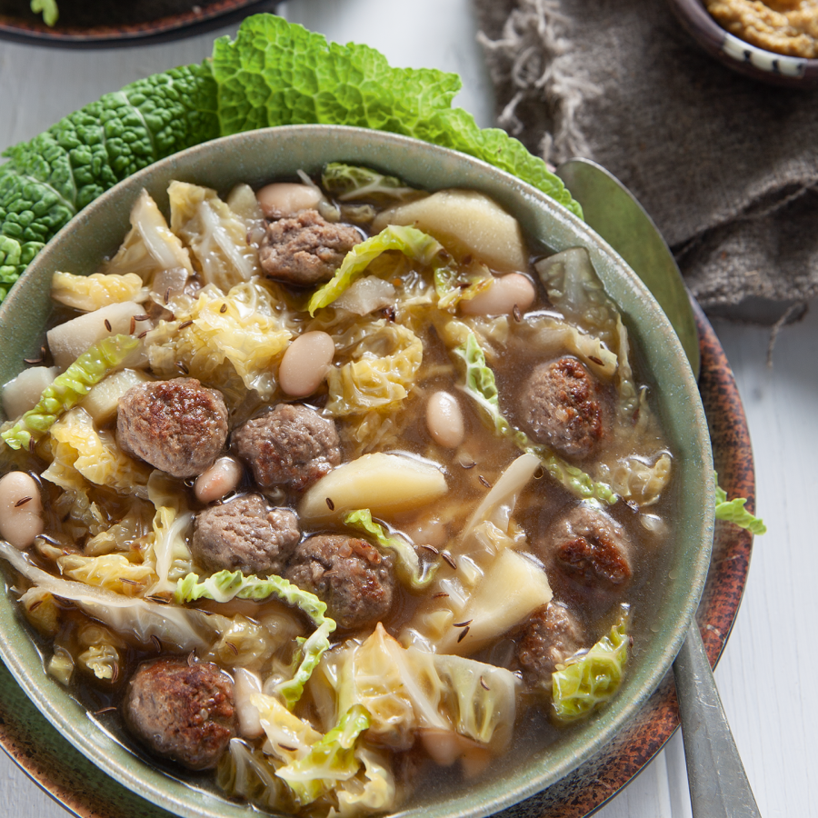 Koolsoep met pastinaak, appel, witte bonen en braadworst