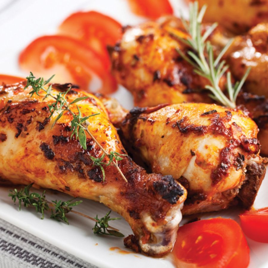 Kipdrumsticks met tomatensalade