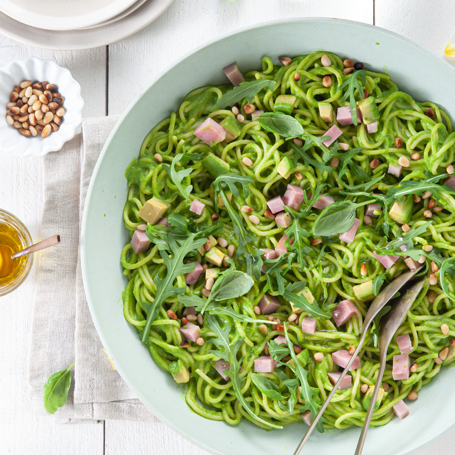Pasta met avocadosaus met ham en pijnboompitten
