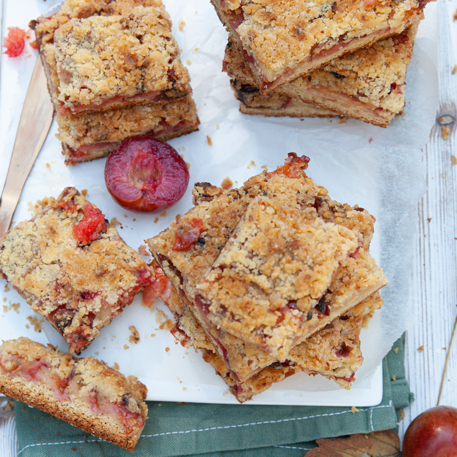 Appelplaattaart met pruimen, walnoten en crumble