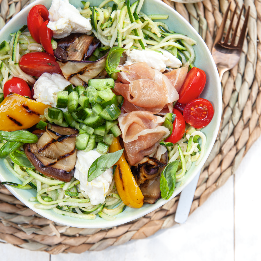 Courgette noedels met gegrilde groente, gedroogde ham en mozzarella