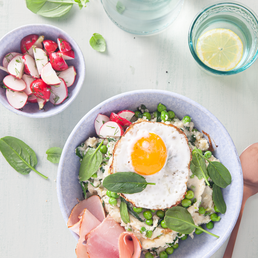 Voorjaars stamppotje met spinazie, doperwtjes en spiegeleitje met ham