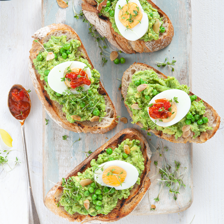 Crostini’s met avocado met zelfgemaakte kerstomaatjes sambal
