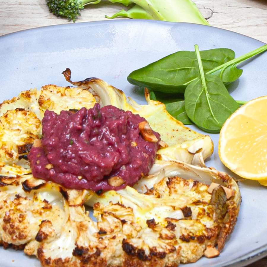 Bietensoep met kip roggebrood en katenspek.