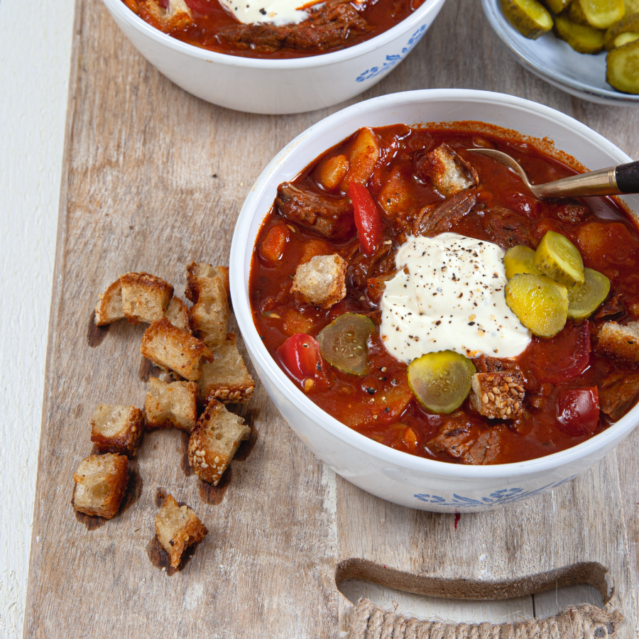 Goulashsoep met draadjesvlees en knoflook croutons.