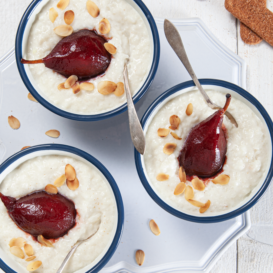 Rijstepap met gestoofde peertjes en amandelschaafsel