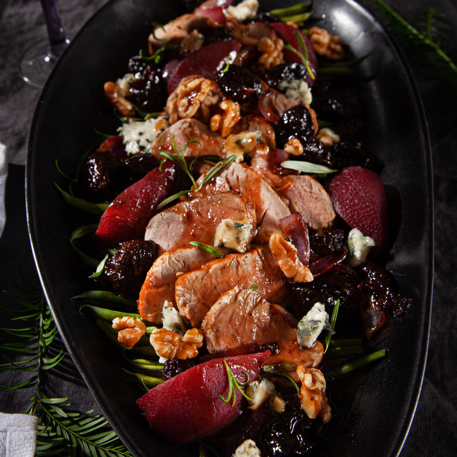 Varkenshaas met pruimen, stoofpeertjes en blauwe kaas
