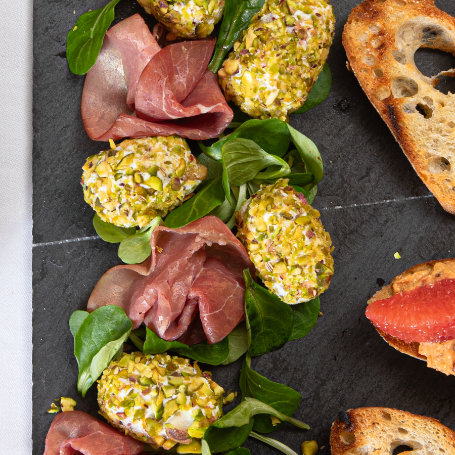 Truffels van geitenkaas met nootjes en rookvlees