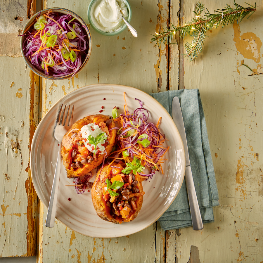 Gepofte zoete aardappel met zwarte bonen en spek 