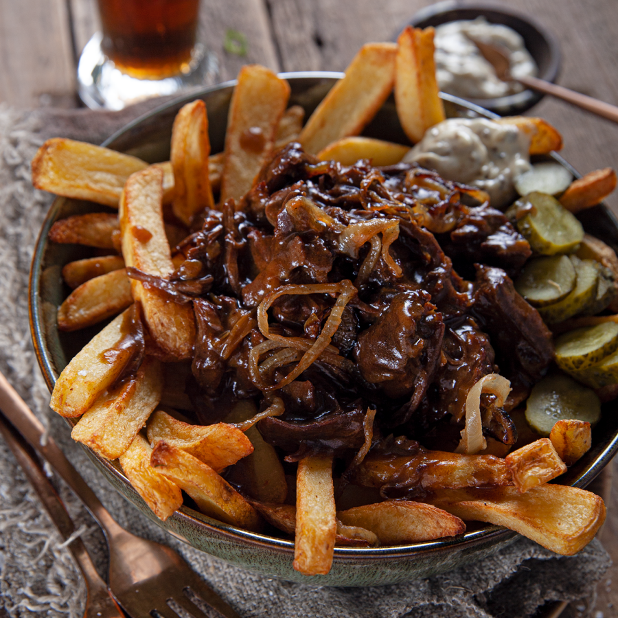 Friet met Vlaams draadjesvlees, zuurkool en kruidnagel mayonaise 