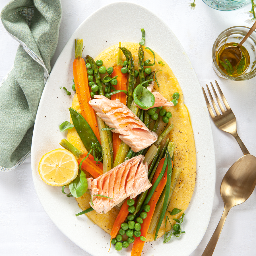 Gepocheerde zalm met romige polenta en lentegroenten