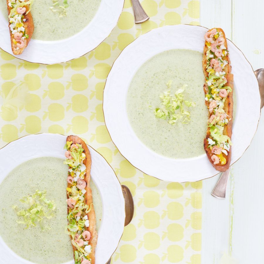 Slasoepje met een crostini, belegd met Hollandse garnaaltjes, bleekselderij en reepjes jong bladsla