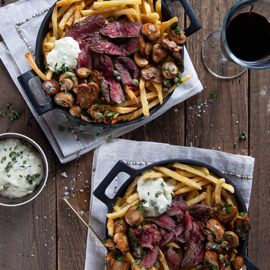 Friet met bistro beef, champignons en blauwe kaas mayonaise