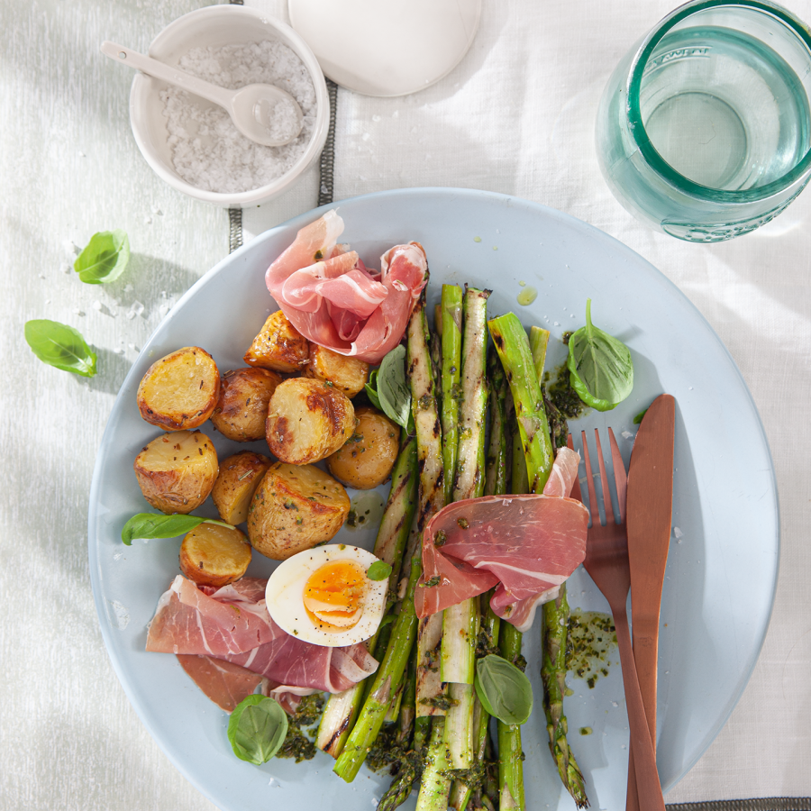 Gegrilde groene asperges met oven gebakken aardappeltjes, eitje en Parmaham