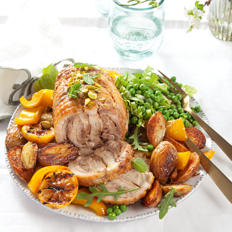 Rollade van kippendijen met geroosterde krieltjes, paprika en citroen