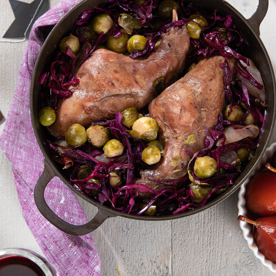 Stoofpotje met konijnenbout, spruitjes en rodekool
