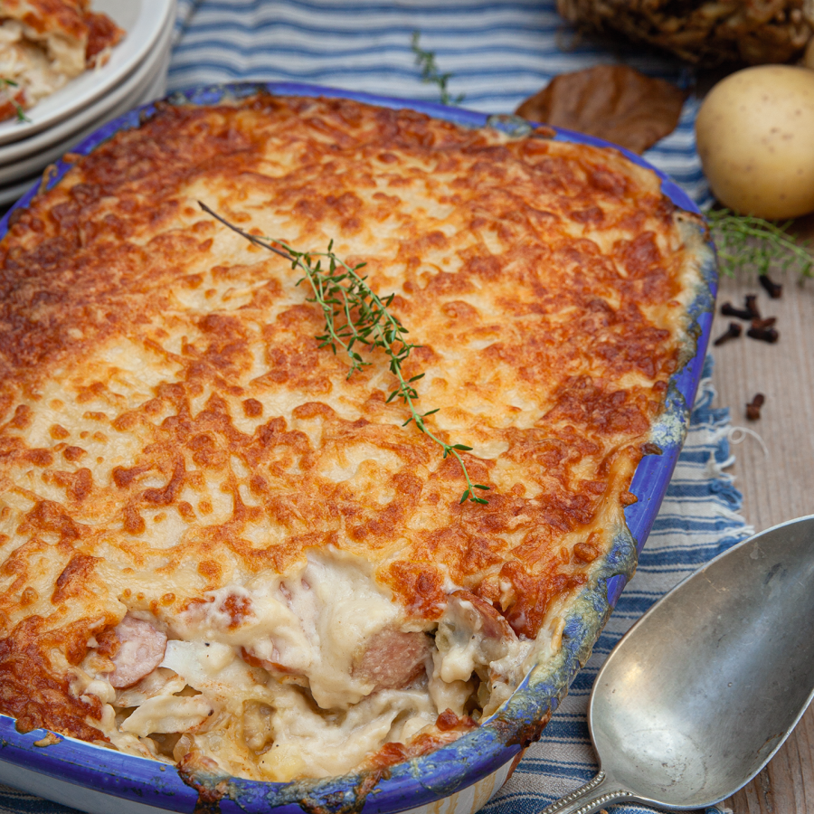 Ovenschotel met knolselderij, aardappel, rookworst en kaas