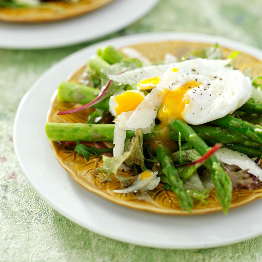 Salade met groene asperges en gepocheerd ei